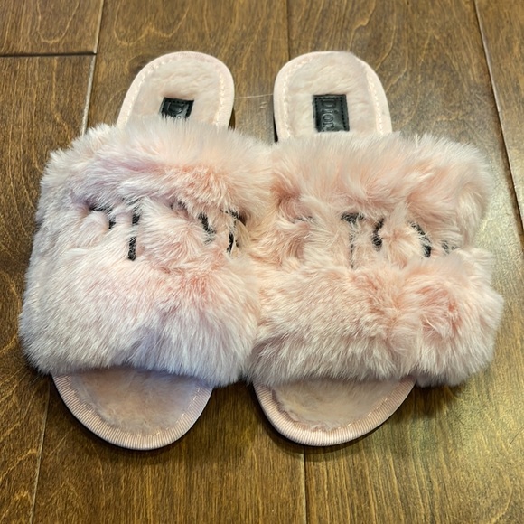 Pink fuzzy Dior slippers - Picture 2 of 3